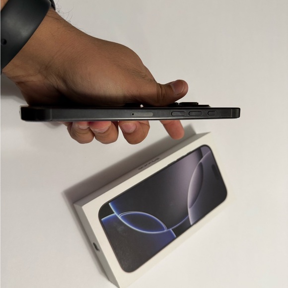 Black Smartphone with Box - Picture 3 of 8